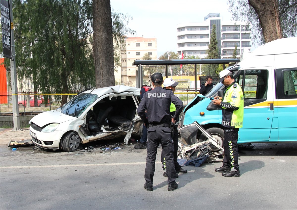 İzmir\'de Dolmuşla Otomobil Çarpıştı: 1 Ölü, 14 Yaralı