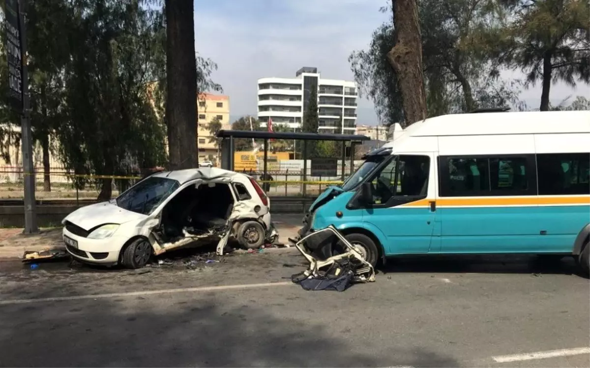 İzmir\'de Minibüs Otomobile Çarptı: 1 Ölü, 11 Yaralı