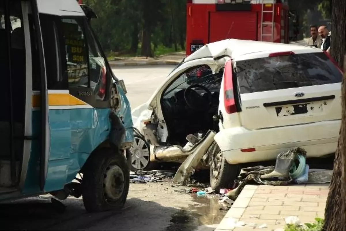 İzmir\'de Yolcu Minibüsü Otomobile Çarptı: 1 Ölü, 11 Yaralı