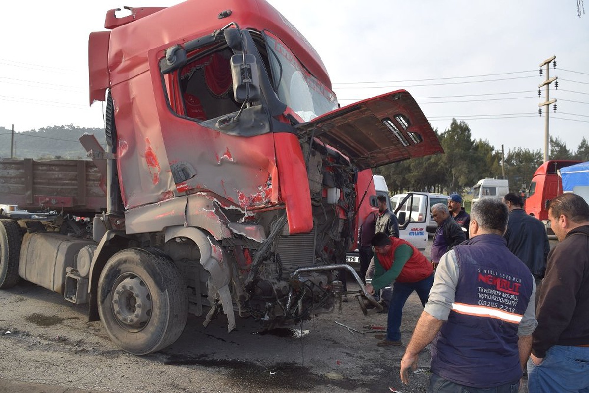 İzmir\'de Yük Treni Tıra Çarptı