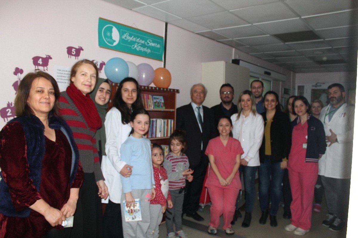 Öğrencilerden Hastane Pediatri Servisine Kitaplık
