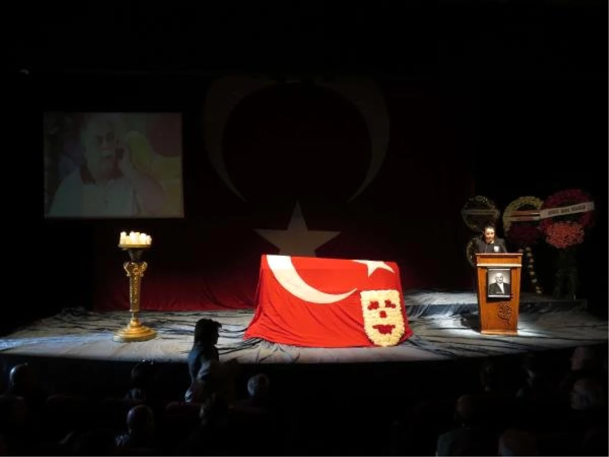 Oyuncu Ümit Yesin İçin Kadıköy Haldun Taner Sahnesinde Tören Düzenlendi