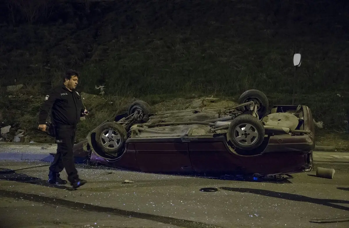 Polisten Kaçan Şüphelilerin Otomobili Takla Attı