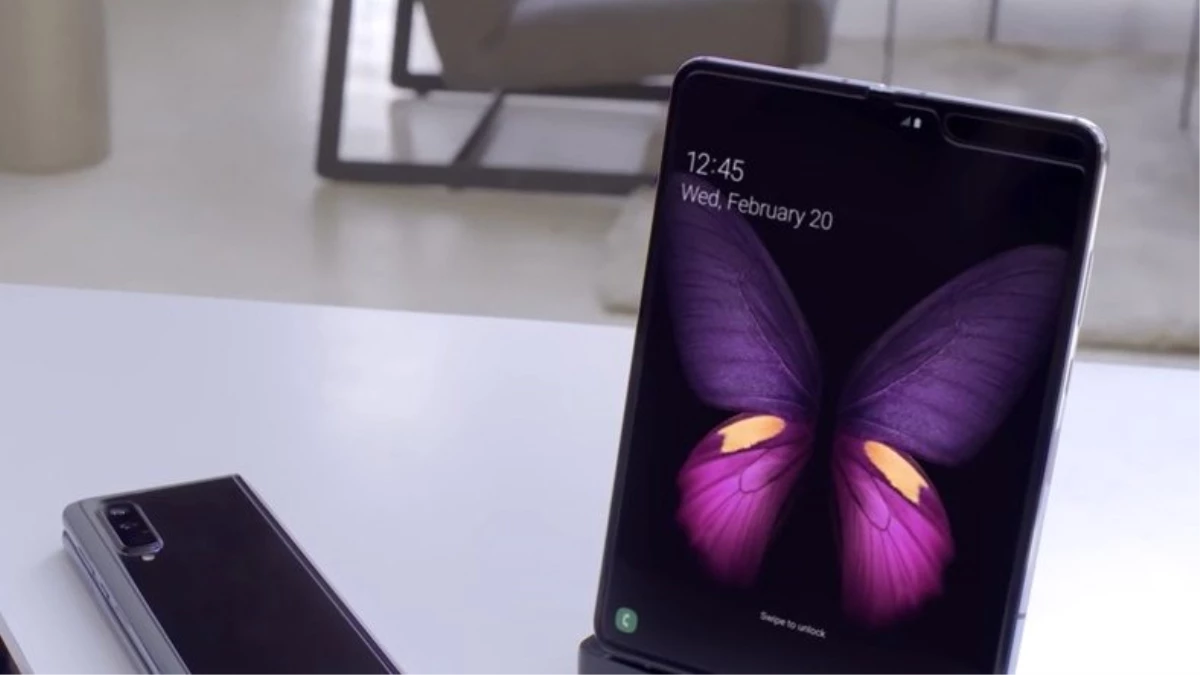 Samsung Galaxy Fold, Hayal Kırıklığı Yaratan Ekranıyla Çalışırken Görüntülendi