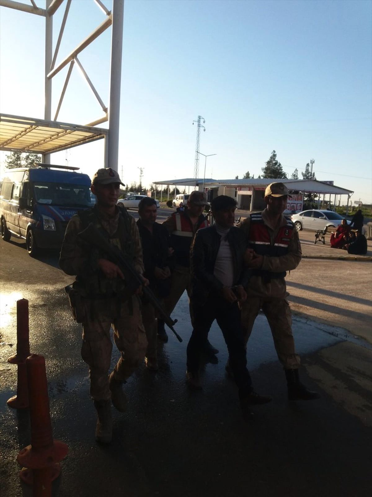 Şanlıurfa\'da Bir Otomobilde 6 Tabanca Ele Geçirildi
