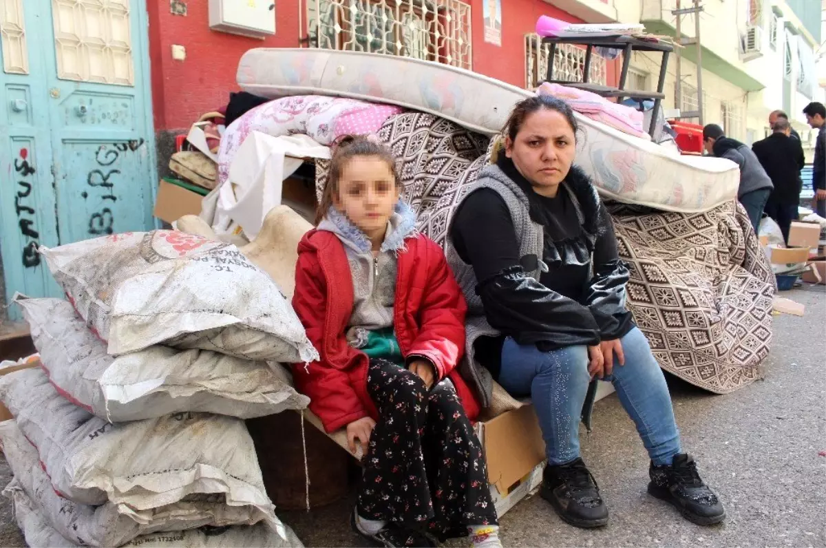 Üç Çocuğu ve Eşyalarıyla Birlikte Sokağa Atıldı