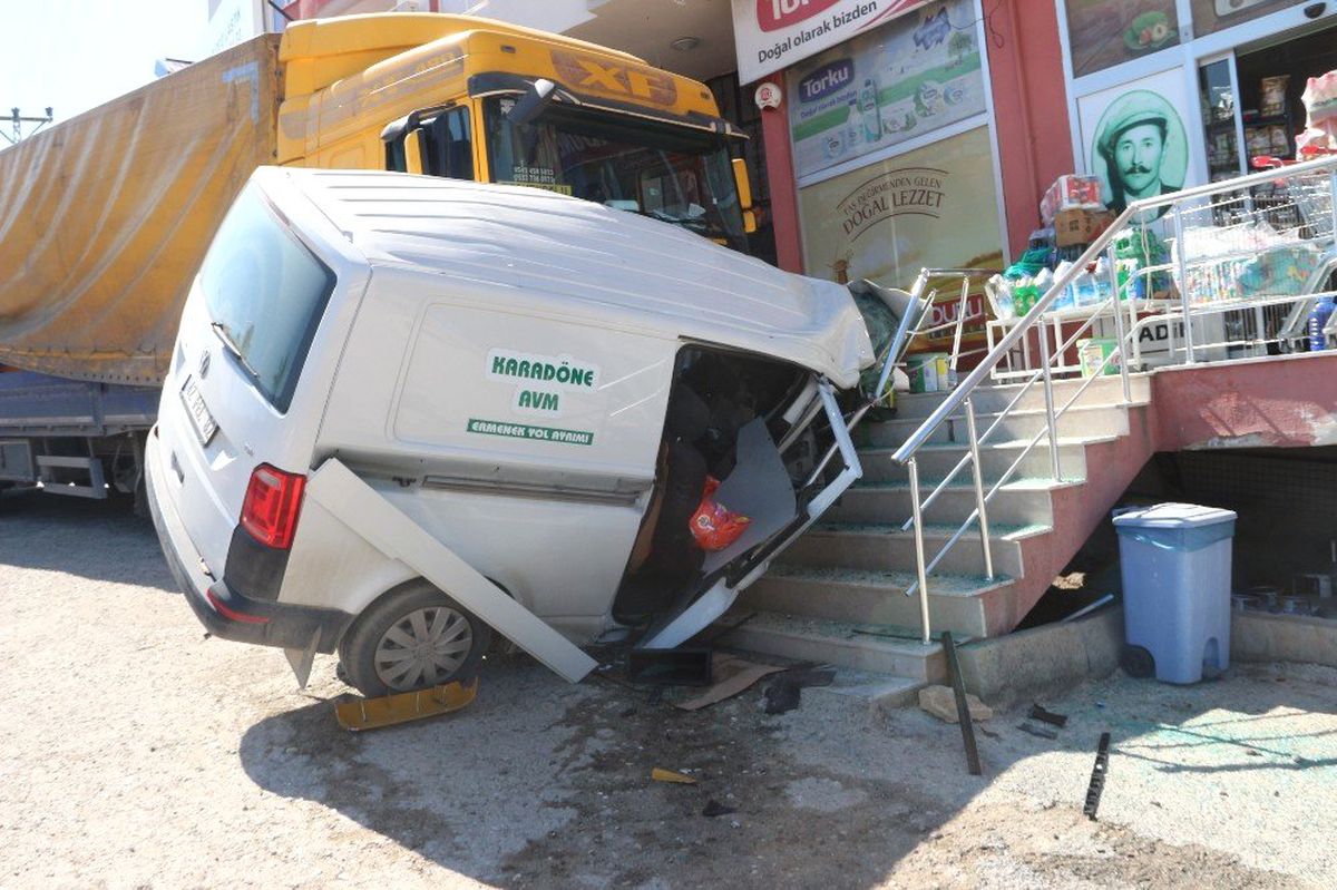 Yükü Boşaltılırken Hareket Eden Tır Ticari Araca Çarptı