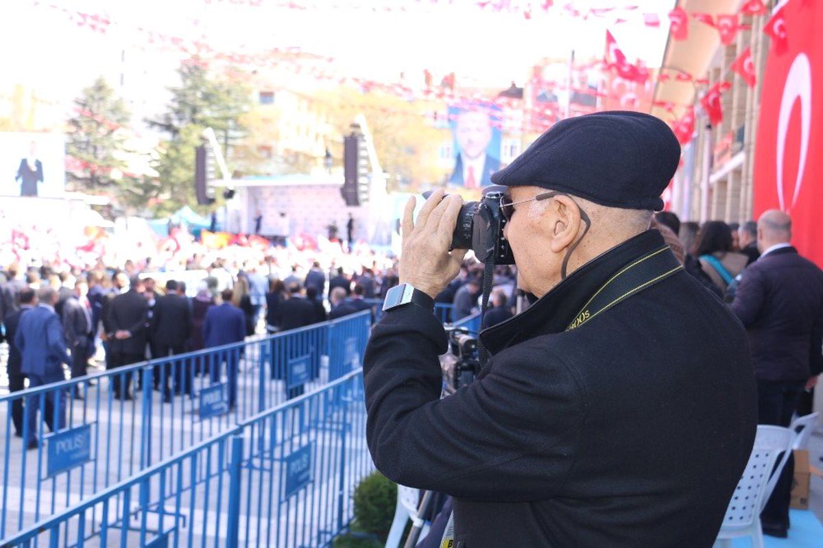 85 Yaşında Deklanşör Başında