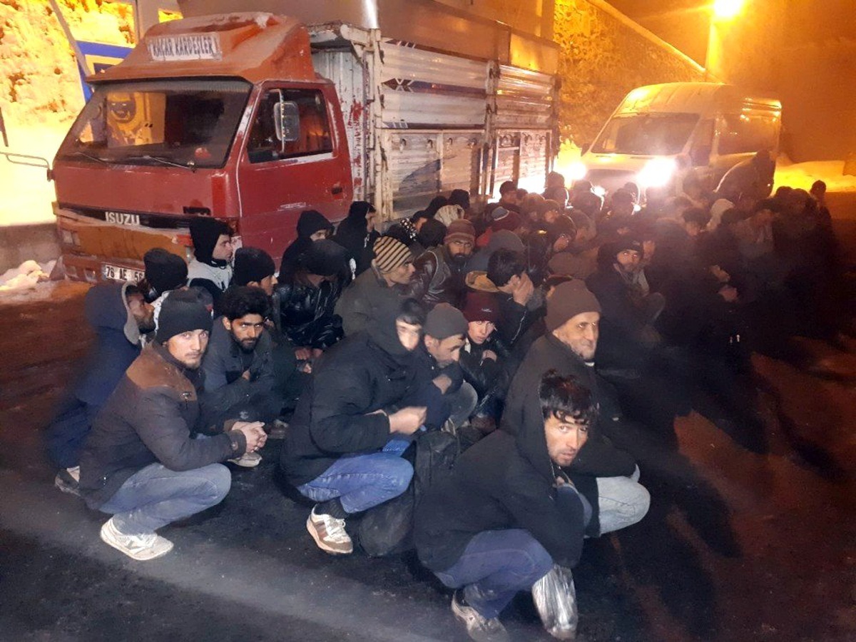 Ağrı\'da Göçmenleri Avrupa\'ya Götürmeye Çalışan Şebeke Çökertildi