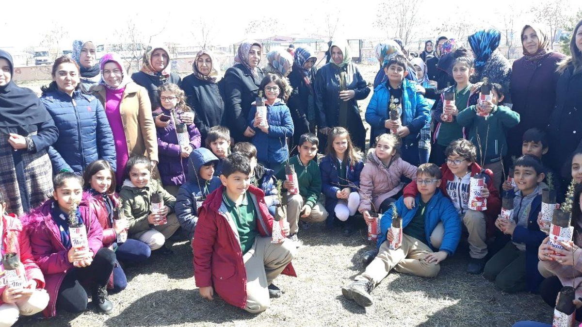 AK Parti\'li Kadınlardan Fidan Dikimi