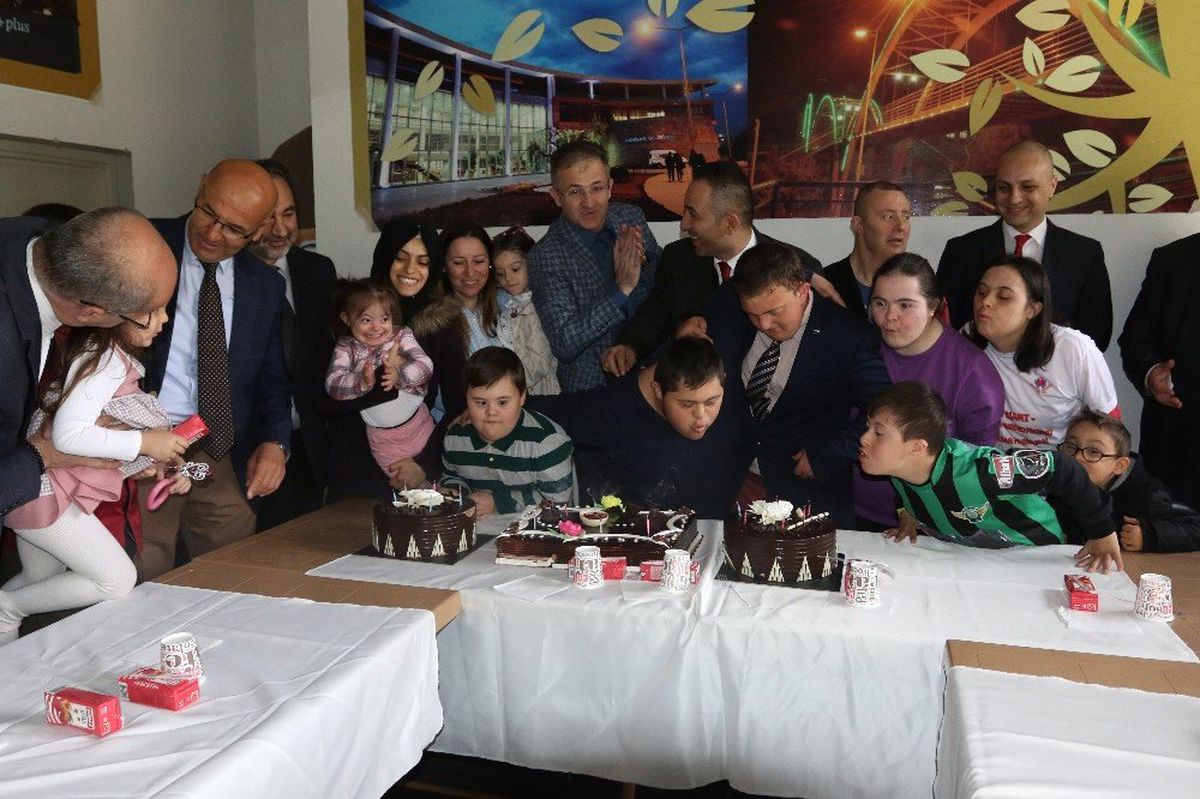 Akhisar Protokolü ve Down Sendromlu Çocuklar Birlikte Pasta Kesti