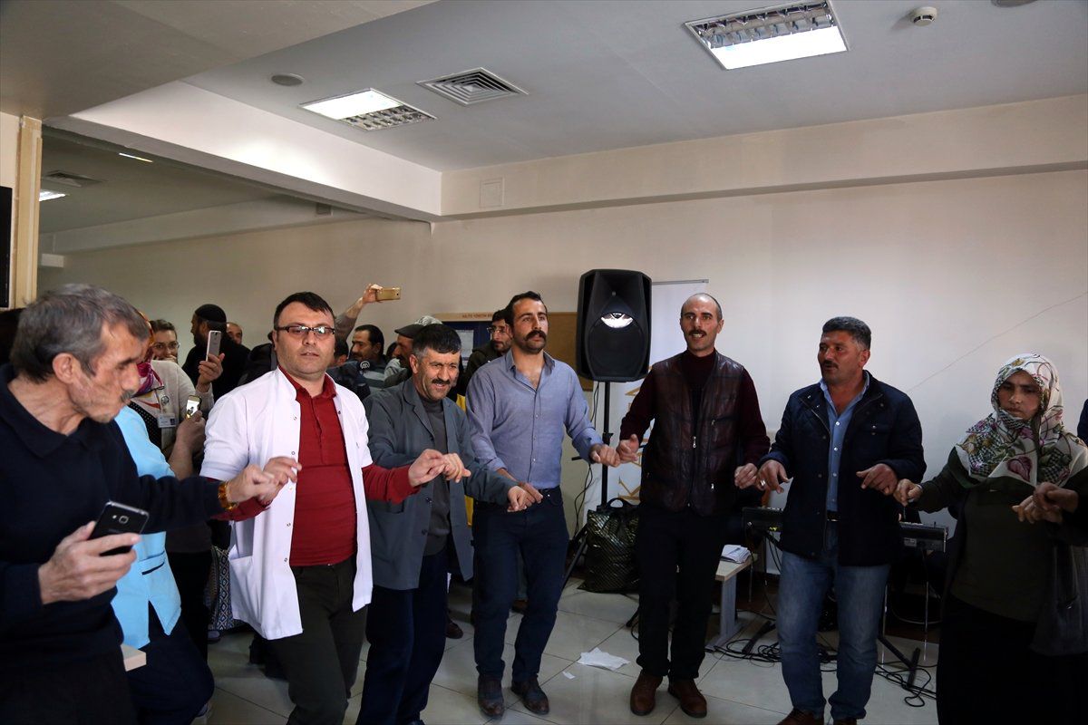 Amansız Hastalığa Halaylı ve Tiyatrolu Terapi