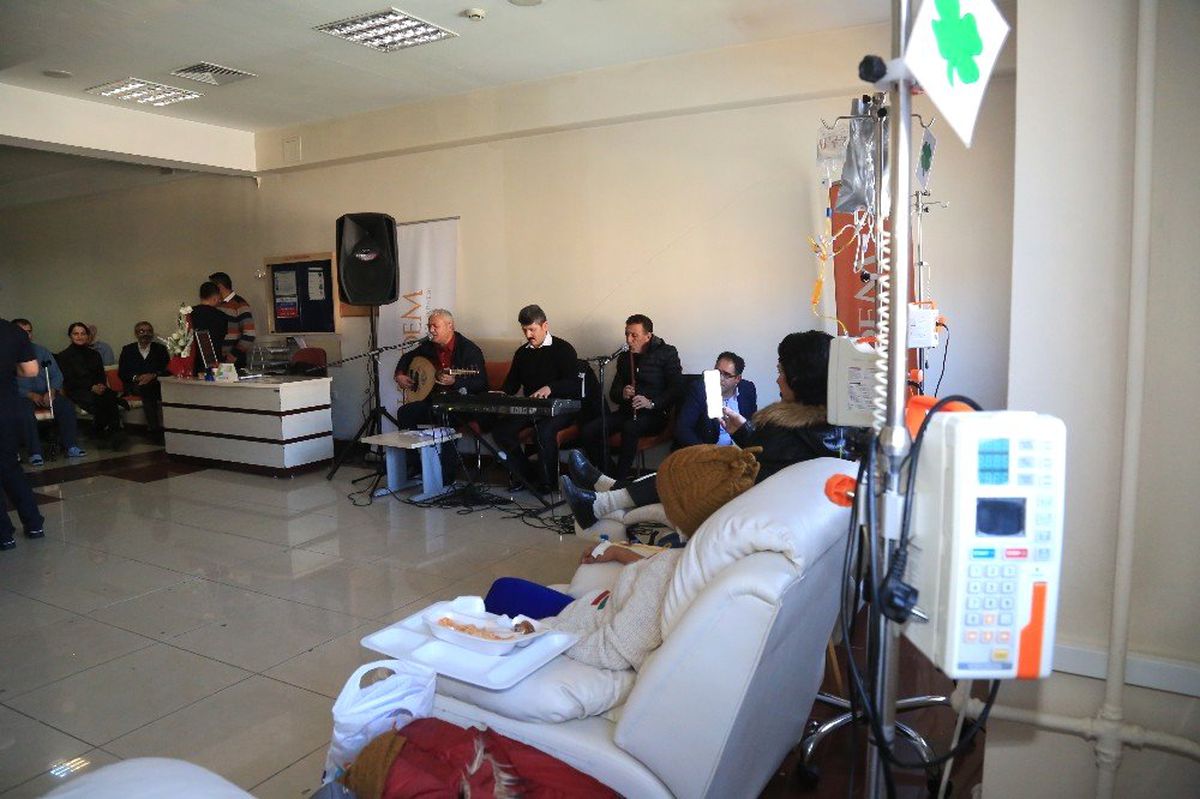 Amansız Hastalığa Kemoterapi Yerine Halaylı ve Tiyatrolu Terapi