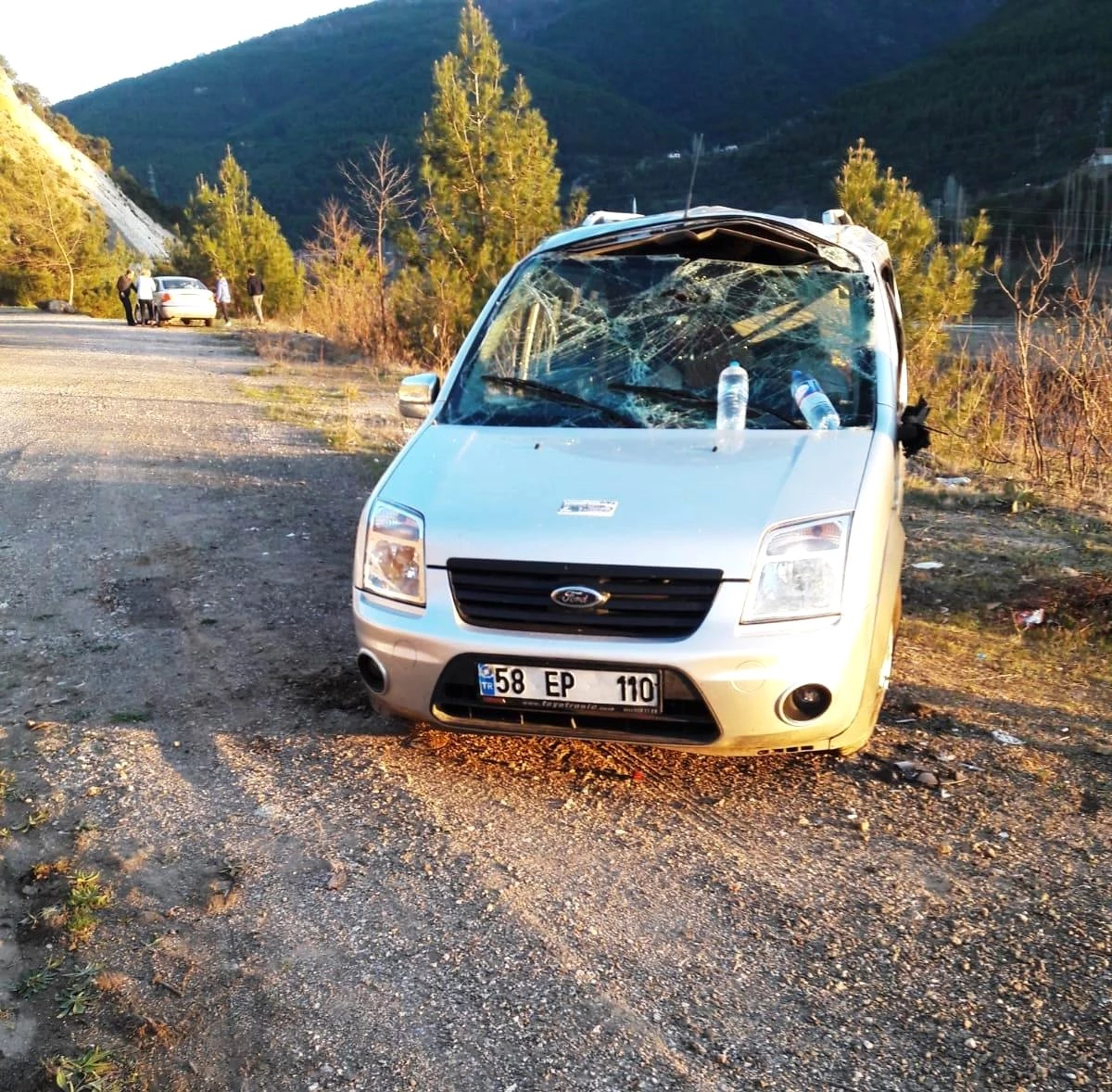 Amasya\'da Hafif Ticari Araç Devrildi: 2 Yaralı