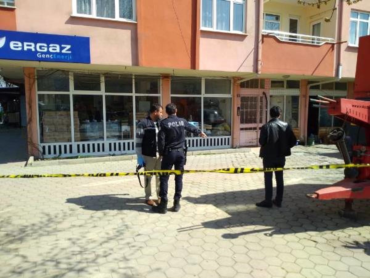 Aynı Sokaktaki Kırtasiyeci Kardeşlerin Müşteri Kavgası: 1 Ağır Yaralı