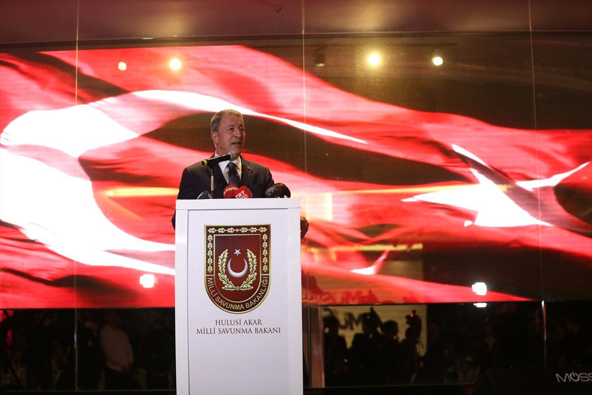 Bakan Akar, Şehit Aileleri ve Gazilerle Bir Araya Geldi
