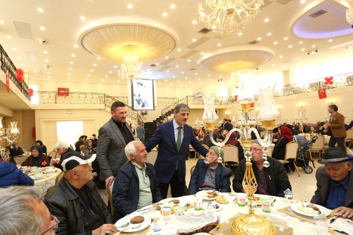 Başkan Alemdar \'Yaşlılara Saygı Haftası\' Nedeni ile Vatandaşlarla Buluştu