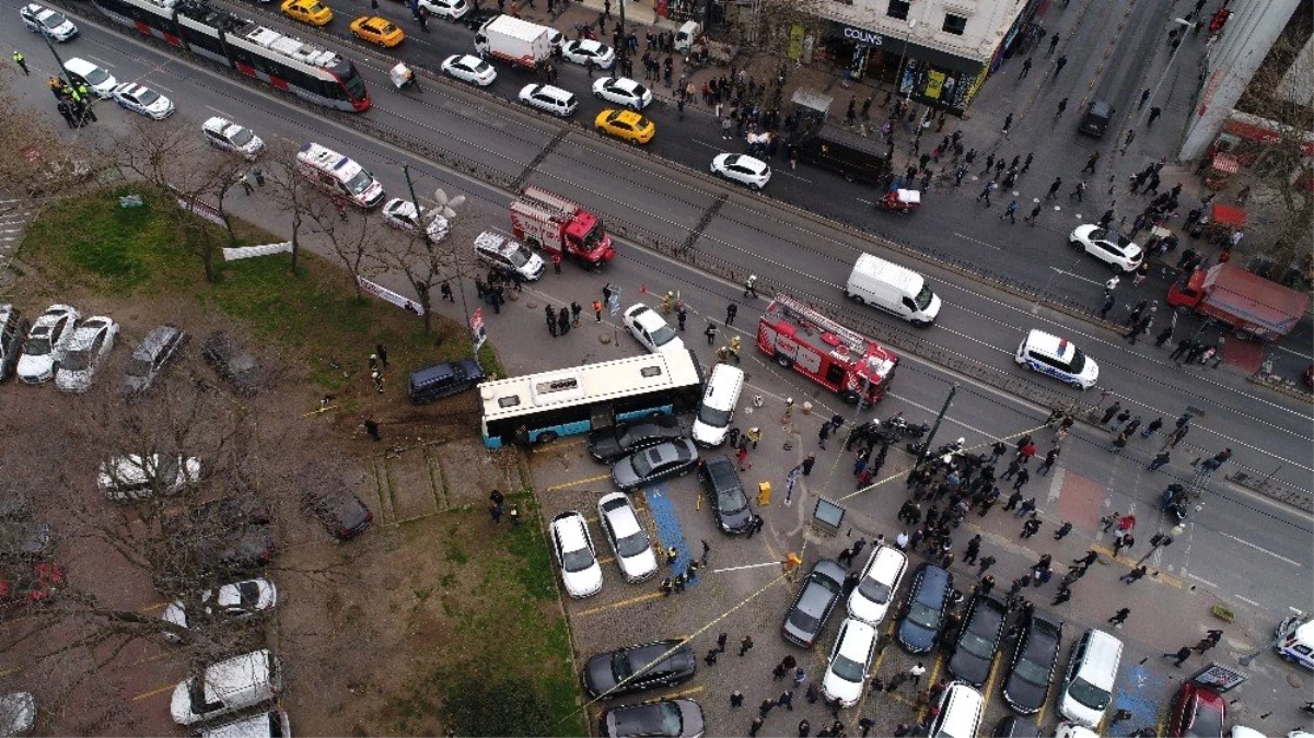Beyazıt Meydanı\'nda Halk Otobüsü Faciası: 4 Yaralı