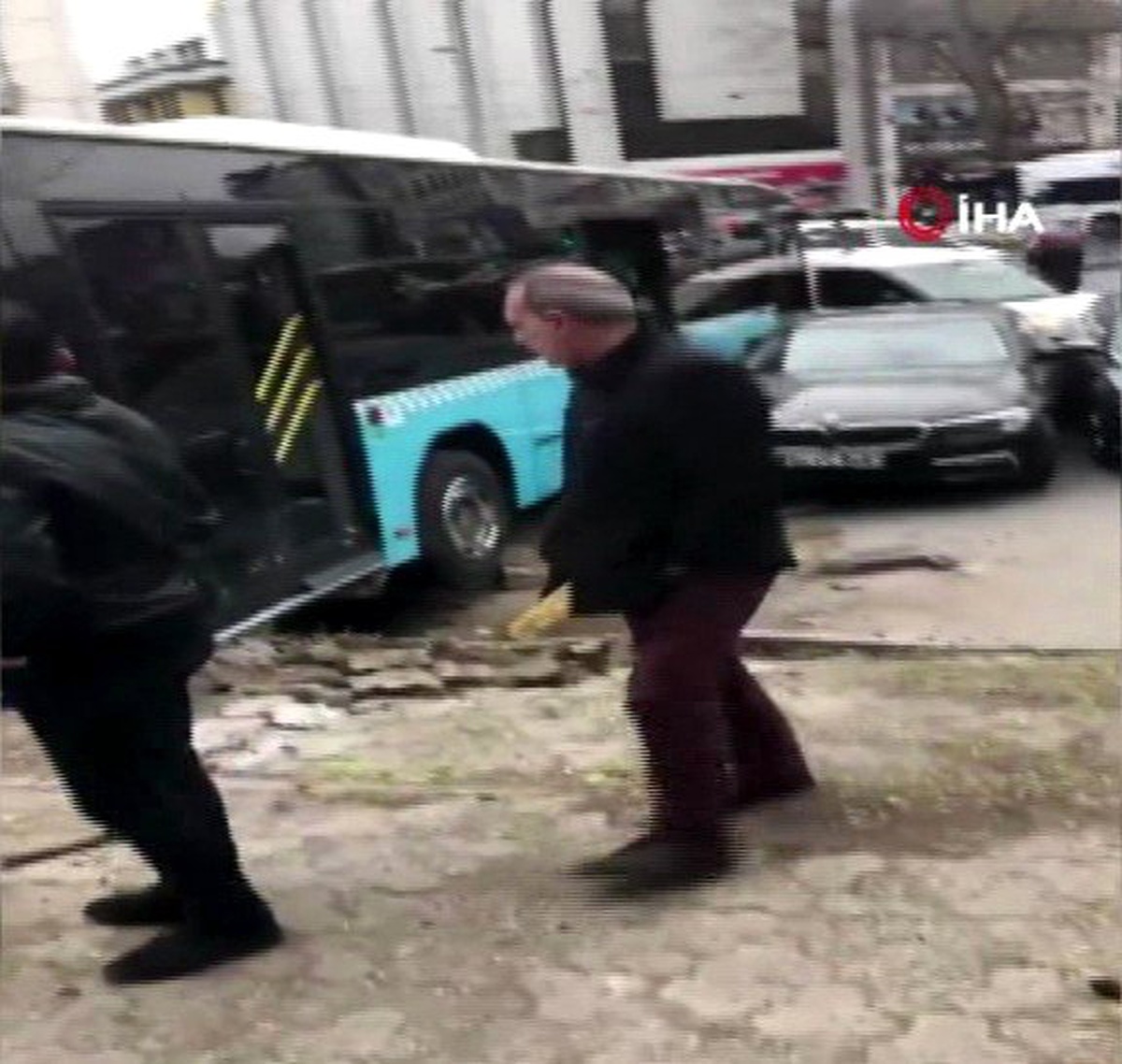 Beyazıt\'ta Özel Halk Otobüsü Yayaların Arasına Daldı.
