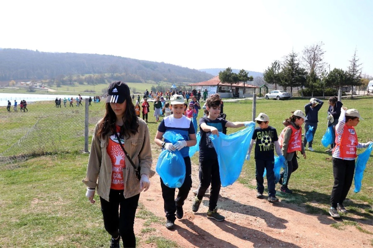 Bolu\'da Bir Araya Gelen Yüzlerce Çocuk Piknik Alanındaki Çöpleri Topladı