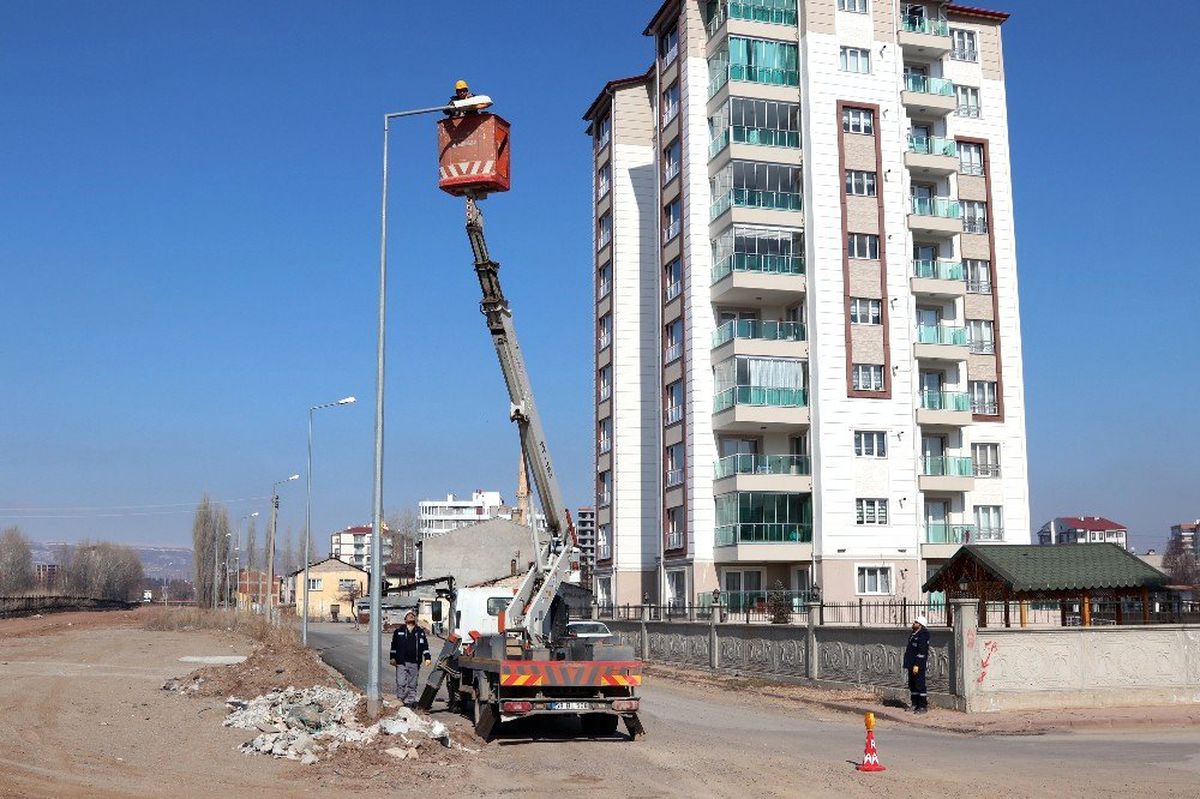 Çedaş, Aydınlık Sokaklar İçin Bakım Çalışmalarını Sürdürüyor