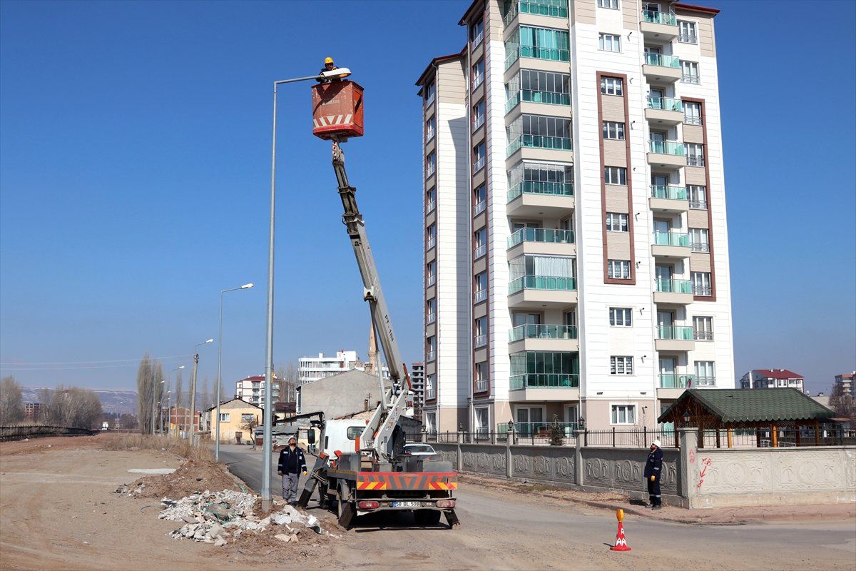 Çedaş\'tan Sokak Lambalarına Bakım Çalışması