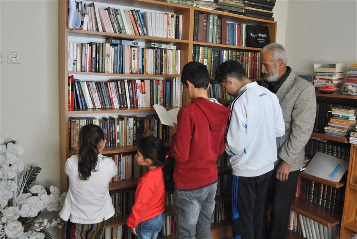 Çocuklar Okusun" Diye Evinin Odasını Kütüphaneye Dönüştürdü