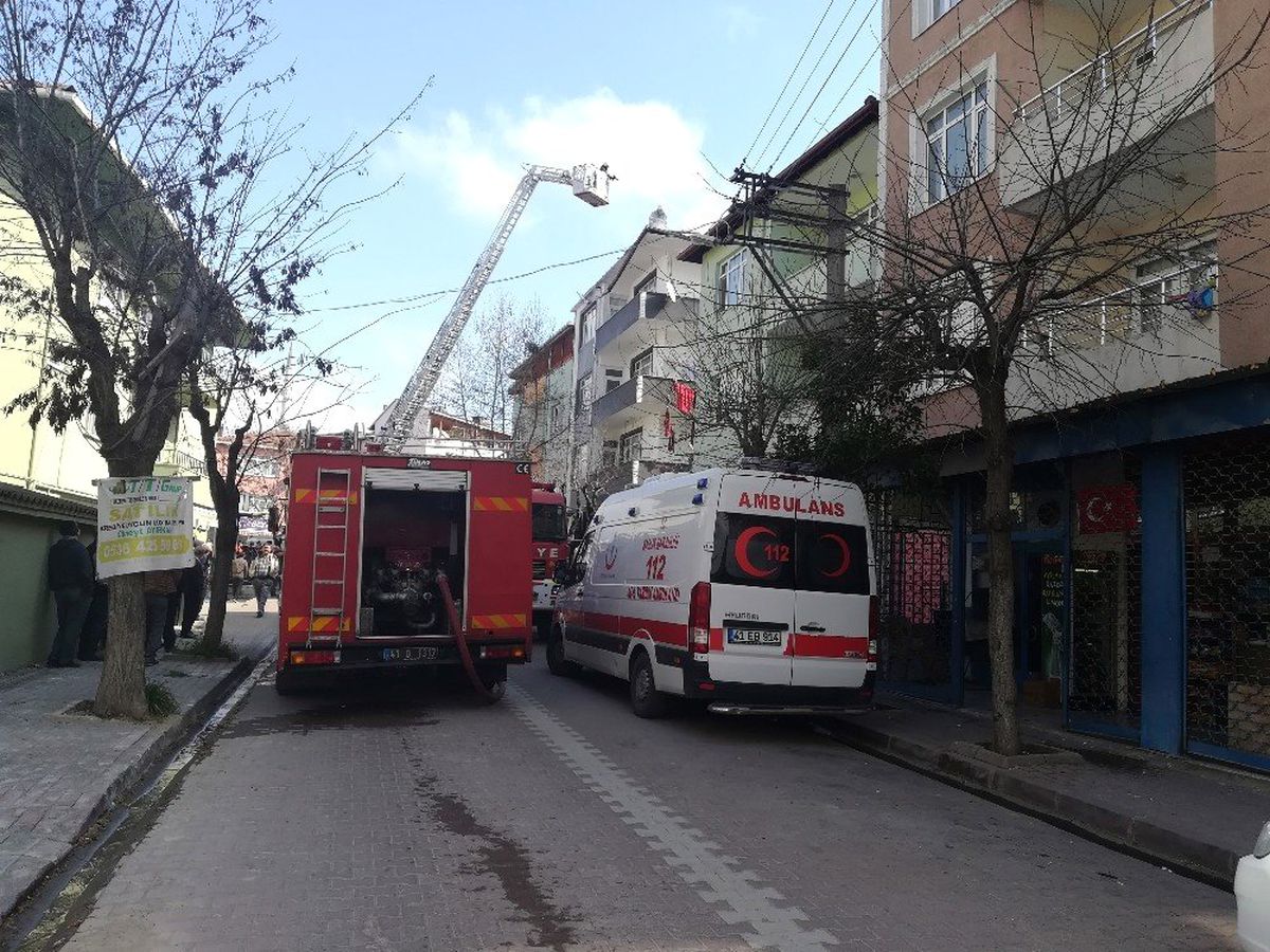 Darıca\'da 3 Katlı Binanın Çatısı Alev Alev Yandı