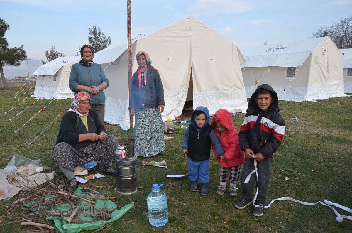 Depremzedeler Çadırlarında İlk Geceyi Geçirdi