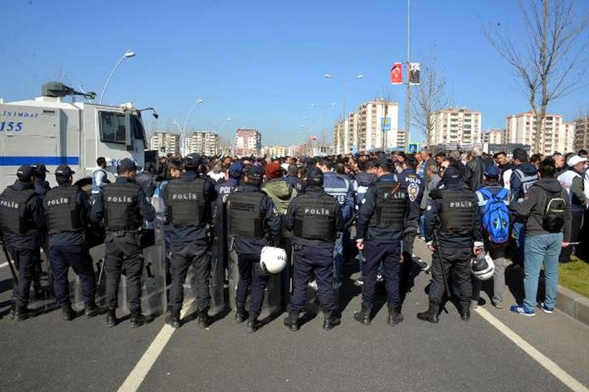 Diyarbakır\'da Nevruz; Toprağa Gömülü Öcalan Posterleri Bulundu