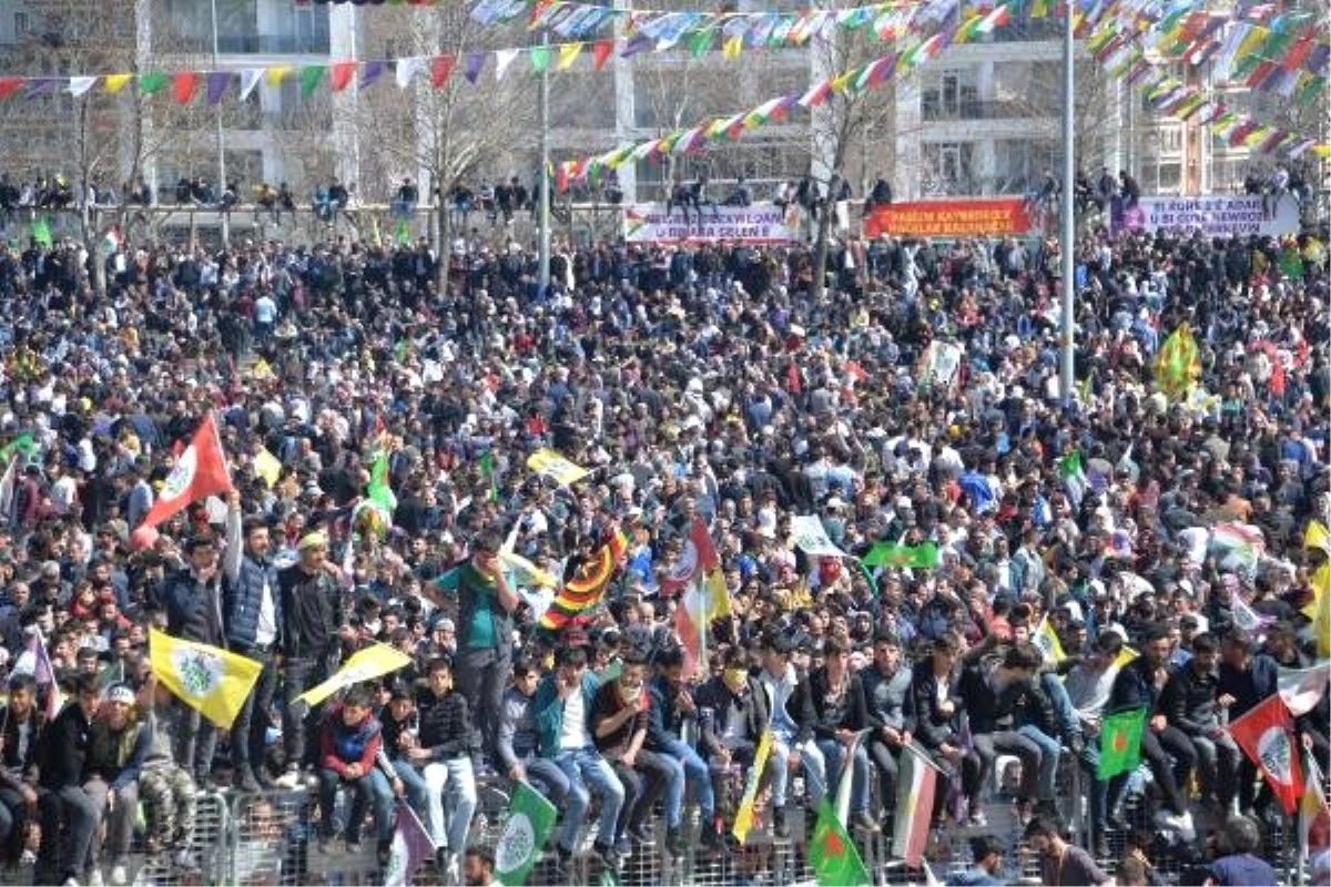 Diyarbakır\'da Nevruz; Toprağa Gömülü Öcalan Posterleri Bulundu (2)