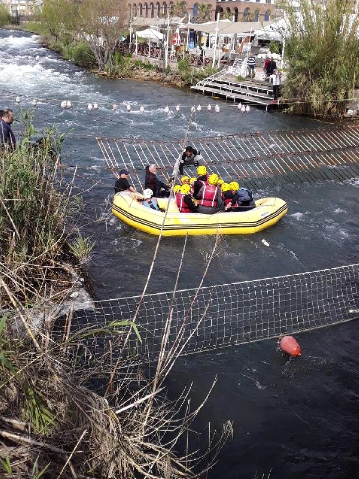 Düden Çayı\'nda Sürüklenen Raftingcileri Çevredekiler Kurtardı