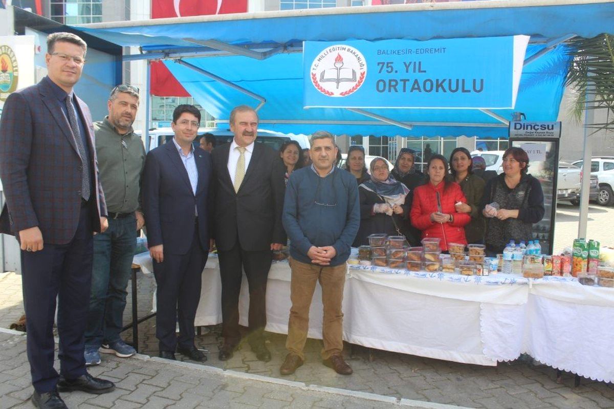 Edremit\'te 75.yıl Ortaokulunun Kermesi İlgi Gördü