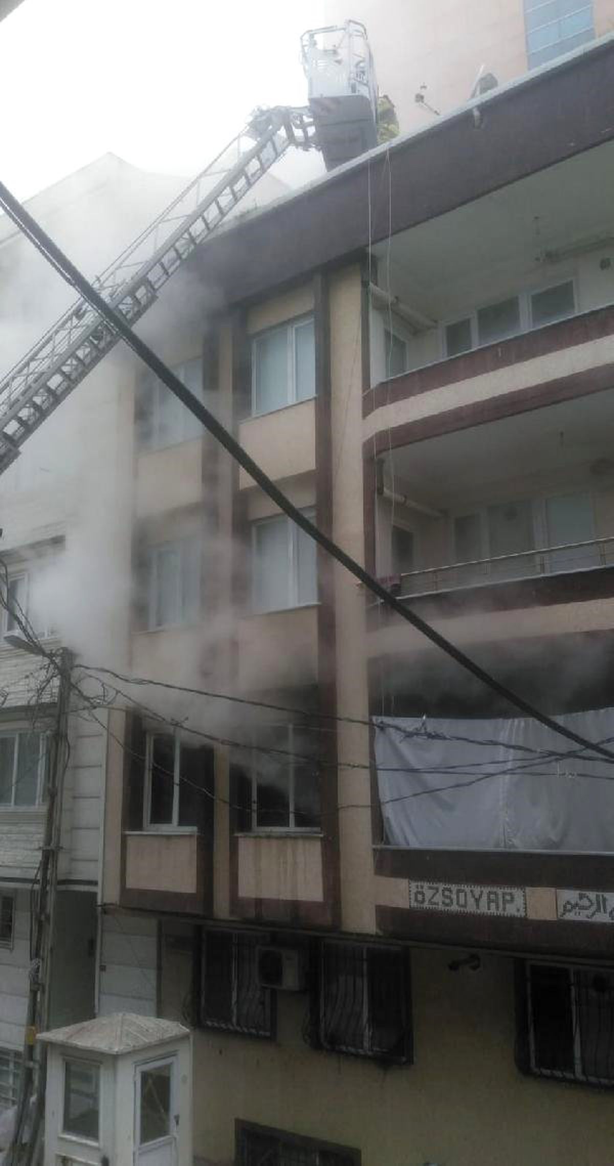Esenyurt\'ta Yangın Çıkan Dairede 3 Kişi Mahsur Kaldı