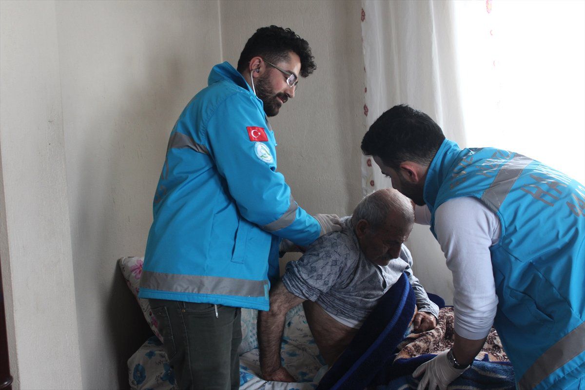Ev Ev Gezip Şifa Dağıtıyorlar