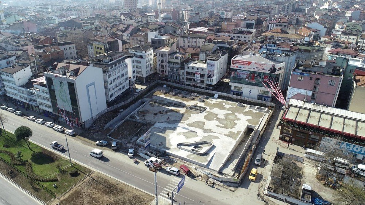 Fatsa Cumhuriyet Meydanı\'na Zemin Betonu Döküldü