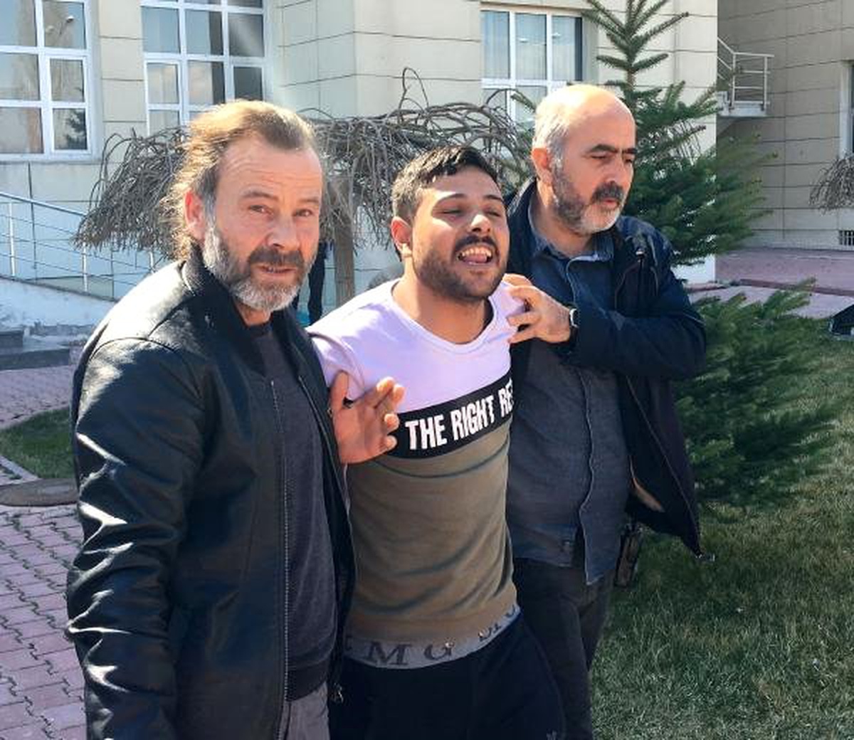 Galeriden Otomobil Çaldı, \'Cezaevi Bizim\' Dedi