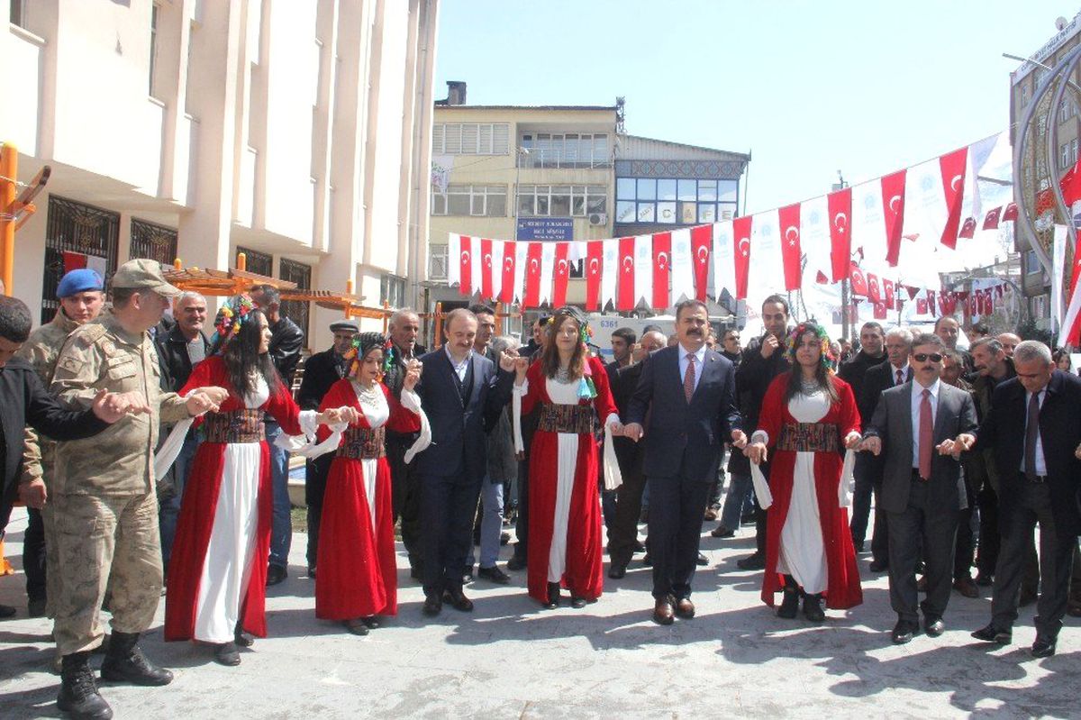 Hakkari\'de Kardeşlik Halayı