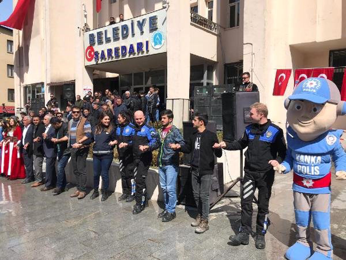 Hakkari\'de Protokol Nevruz Ateşi Üzerinden Atladı