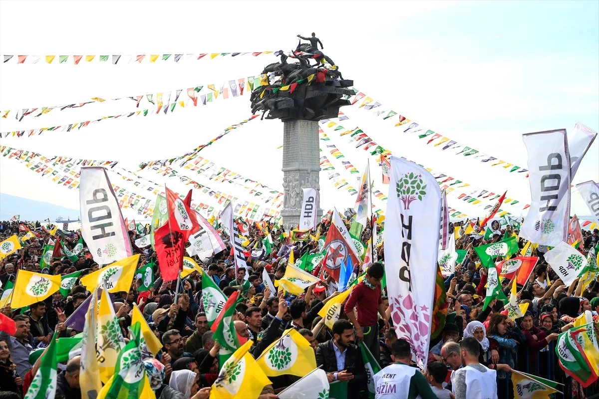 Hdp\'nin İzmir\'deki Nevruz Kutlamasında PKK Sloganları Atıldı