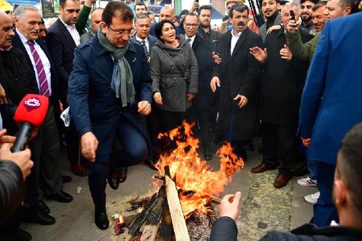 İmamoğlu Halkalı\'da Nevruz Ateşinin Üzerinden Atladı