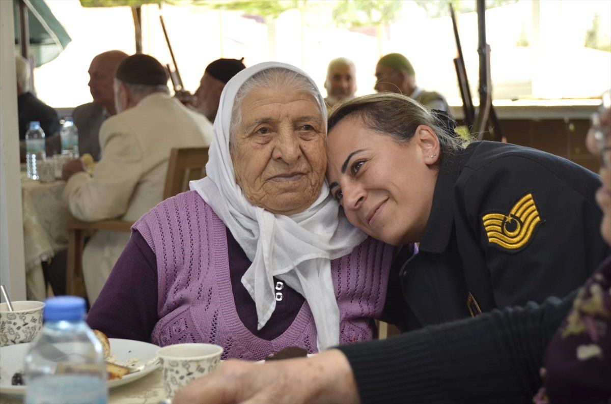 Jandarmadan Yaşlılara Moral Ziyareti