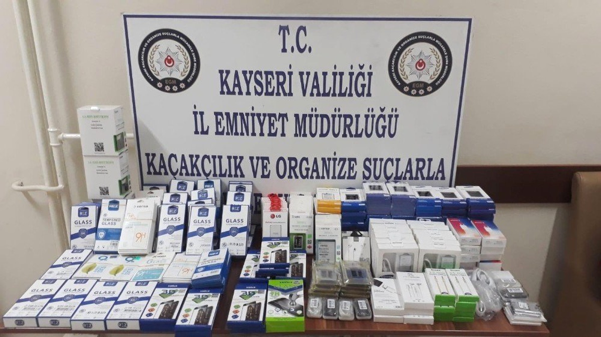 Kaçak Cep Telefonu Aksesuarları Yakalandı