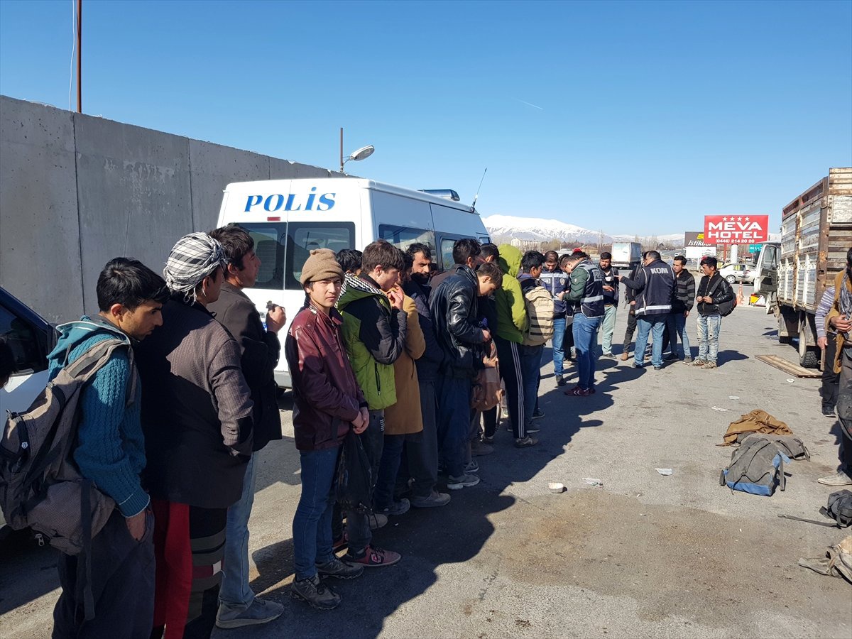 Kamyon Kasasında 72 Düzensiz Göçmen Yakalandı