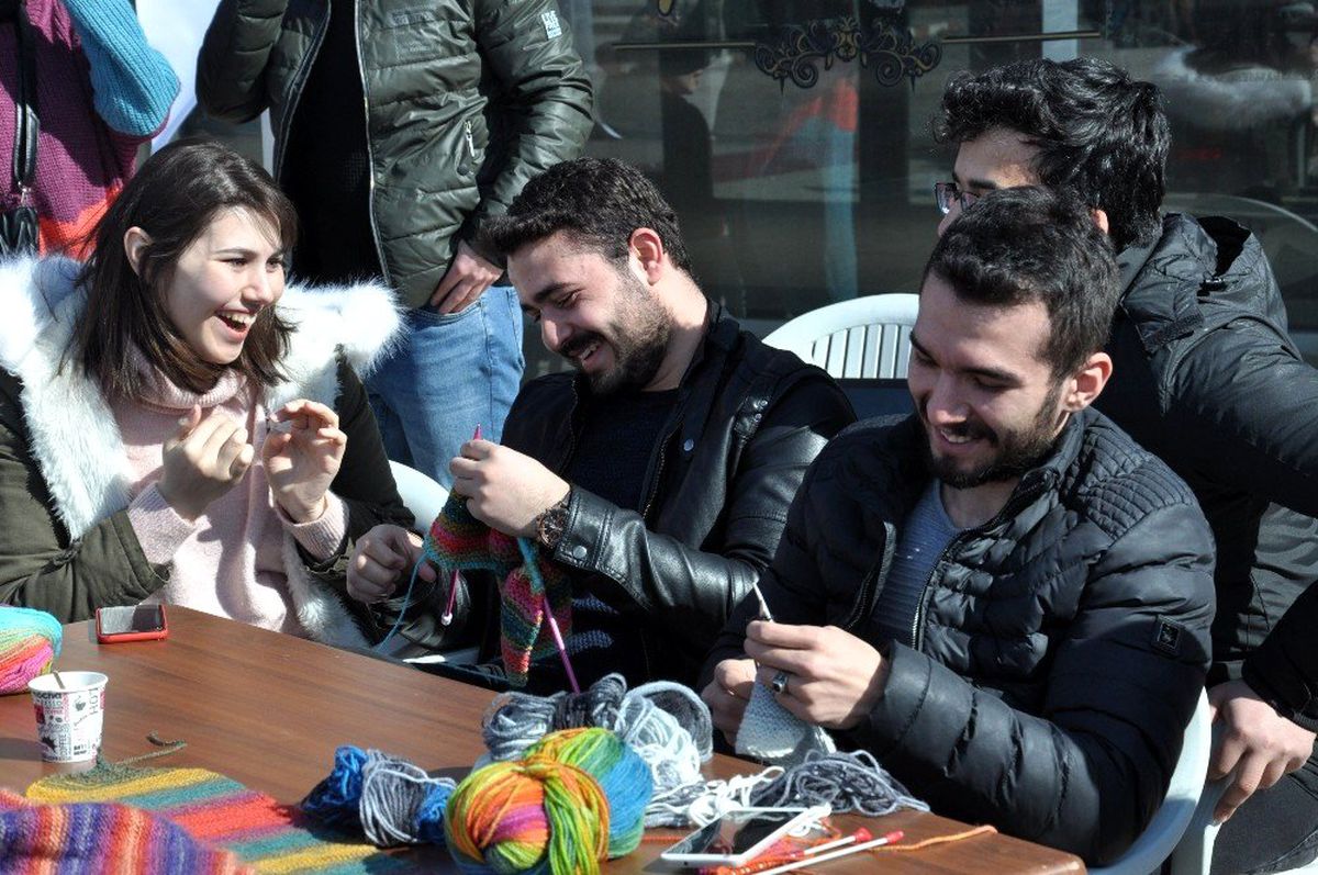 Kars\'ta Üniversite Öğrencileri İlmik İlmik Sevgi Örüyor