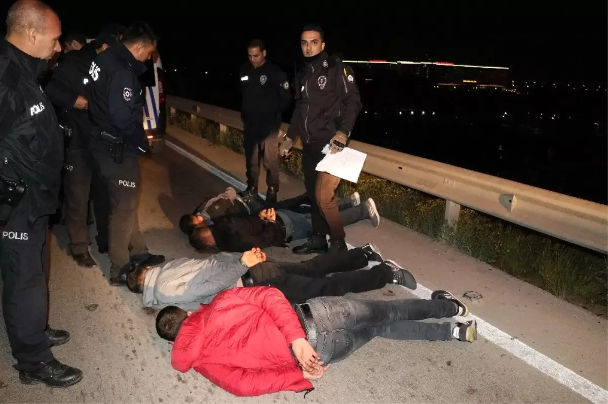 Kaza Yaptılar, Otomobili Kilitleyip Kaçtıkları Sırada Polise Yakalandılar