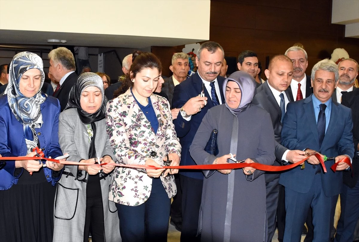 Kırıkkale\'de Tezhip, Çini ve Ebru Sergisi Açıldı