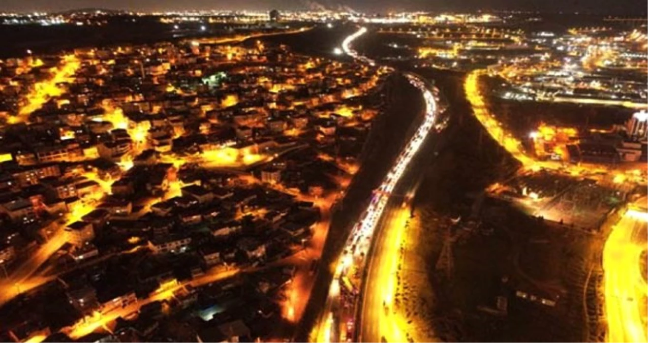 Kocaeli TEM\'de Kontrolden Çıkan TIR Devrildi, 10 Kilometre Araç Kuyruğu Oluştu