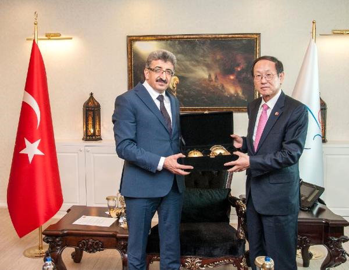 Kore Büyükelçisi Hongghi Choi, Van Valisi Bilmez\'i Ziyaret Etti