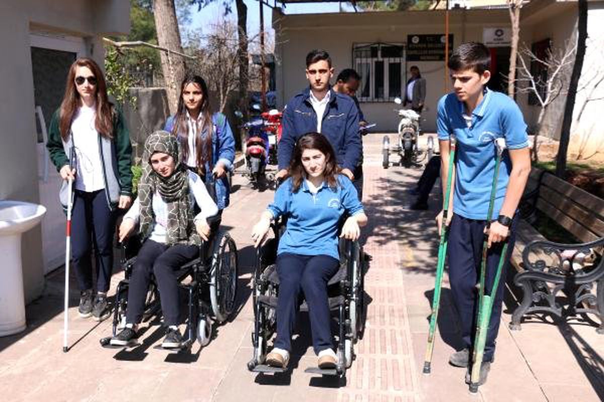 Liseliler Farkındalık İçin Tekerlekli Sandalye ve Bastonla Gezdi